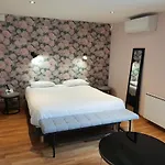 Logis Restaurant Aux 메종레쇼세