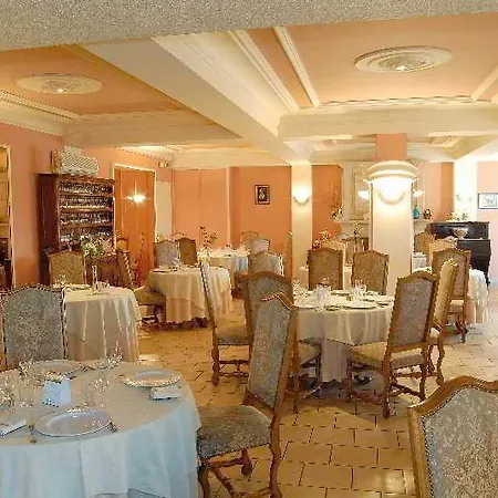 Logis Hotel Restaurant Aux Maisons Szálloda
