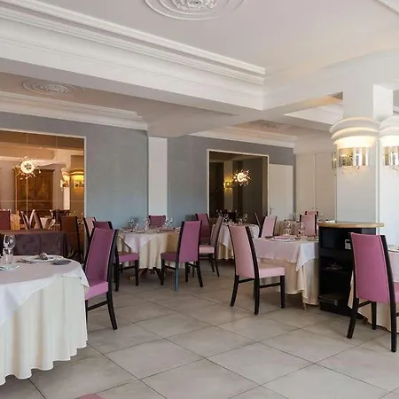 Logis Hotel Restaurant Aux Maisons