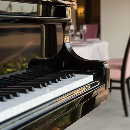 Hotel Logis Aux