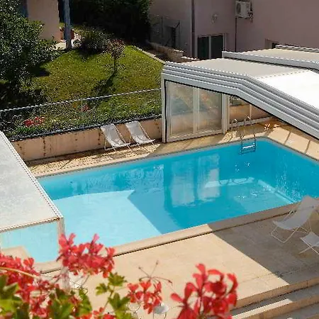 Logis Hotel Restaurant Aux Maisons Szálloda