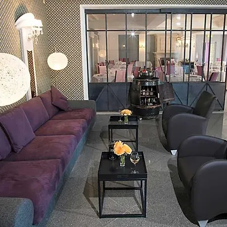 Hotel Logis Aux